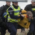 la polizia carica