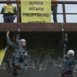 polizia si arrampica