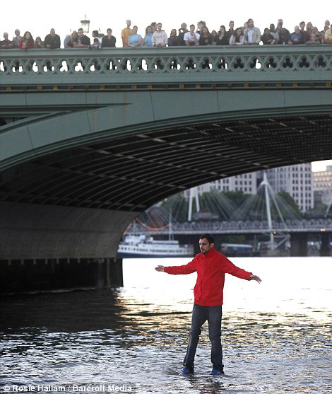 GB. Un mago inglese cammina sull’acqua del Tamigi. FOTO
