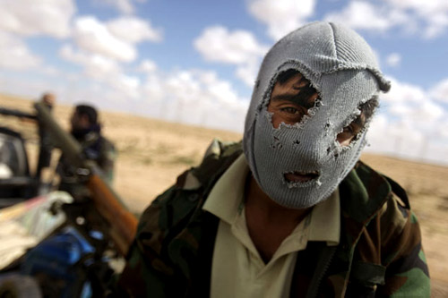 Libia. Le ultime ore del rais. Gheddafi resiste, ma non è Hitler e non si suiciderà