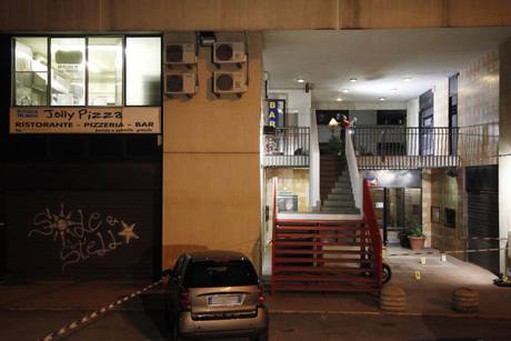 Roma. Ragazzo ucciso in pizzeria. Un rebus. Eppure qualcuno deve aver visto