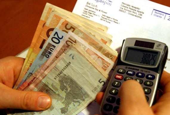 La crisi non molla la presa. Sulle famiglie stangata da 2467 euro. Spread in salita