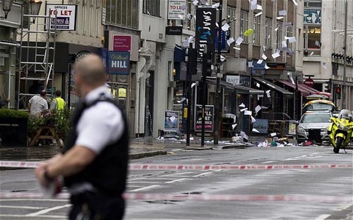 Londra. Prende in ostaggio 4 persone a Tottenham Court Road. Arrestato