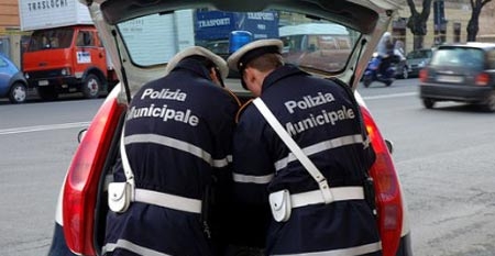 Roma violenta. Vigili sequestrano auto, ma vengono presi a calci e pugni