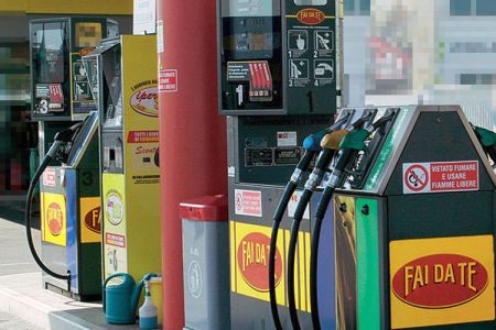Benzina, prezzo in leggera discesa. Cominciano Eni e ‘no logo’