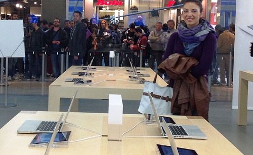 Un waka-waka all’amatriciana battezza l’Apple Store di Porta di Roma