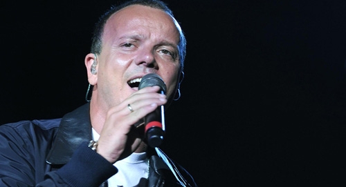 Gigi D’Alessio rischia accusa di rapina. Presi a botte due fotografi