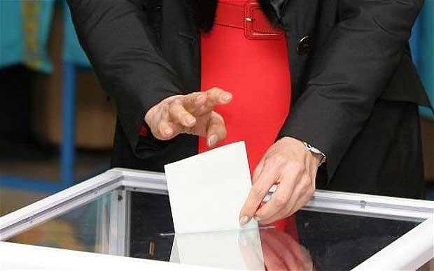 La Francia in festa per Hollande. Grecia:crollano i partiti di governo. Italia: alle urne il 49,66%
