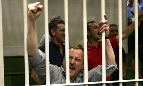 Le nuove BR restano in carcere. I brigatisti invocano la rivoluzione. Sgomberata l’aula