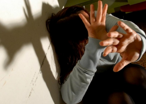 Picchia e sequestra la moglie. Arrestato artigiano di Terni