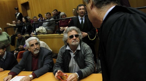 Tav. Grillo sul banco degli imputati e l’udienza termina tra gli applausi per il comico