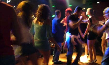 Muore a 19 anni in discoteca. Forse a causare il decesso una pasticca di ecstasy
