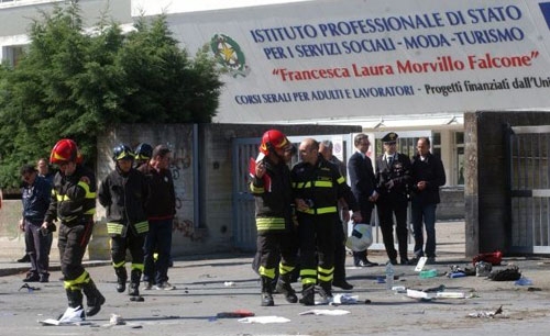 Brindisi, attentato scuola Falcone-Morvillo. Le prime immagini dopo l’esplosione