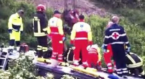 Bus si ribalta nel padovano. 5 morti, 18 feriti. Erano carabinieri diretti al raduno di Iesolo