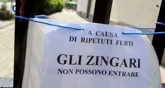 Parroco milanese espone avviso: “Gli zingari non possono entrare”