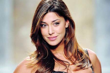 Belen Rodriguez. Denunciata per “omessa regolarizzazione sul territorio”