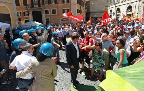 Lavoro. Presidio a Montecitorio. Tensione tra Cgil e Usb