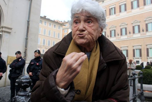 Show di Annarella a Montecitorio. Napolitano si fa baciare