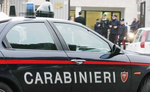 Uomo e donna trovati morti in casa. Probabile omicidio suicidio