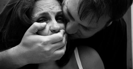 Stupra l’ex compagna davanti al figlio di 8 anni. Arrestato