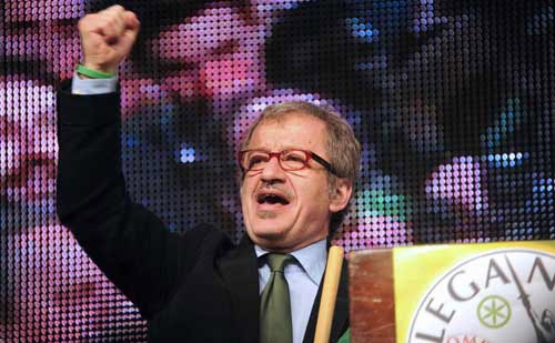 Maroni guiderà la Lega. Berlusconi fischiato. Bossi, per ora assente