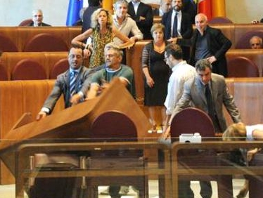 Cessione Acea. Caos e risse al Comune di Roma