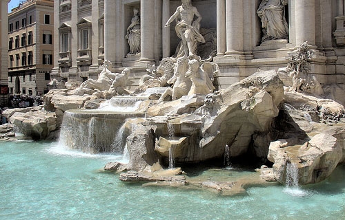 L’Italia cade a pezzi. Dopo il Colosseo cade pezzo Fontana di Trevi