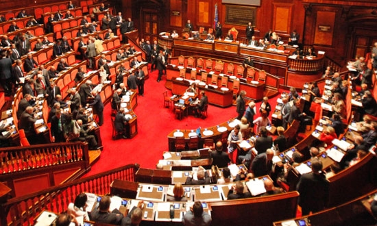 Riforma del lavoro. Il senato approva. I sindacati: non va bene