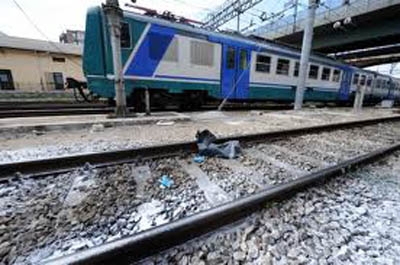 Scopre il tradimento della moglie e tenta il suicidio sotto un treno