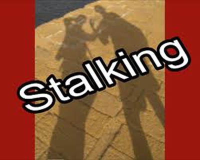 Stalking. Perseguita e minaccia la sorella 21enne dell’attrice dei Cesaroni. Arrestato