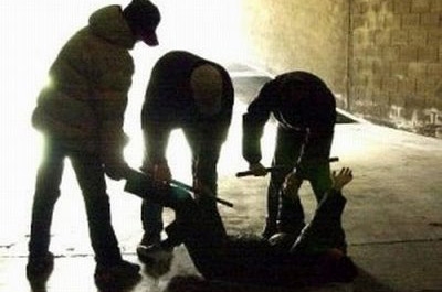 Massacrati di botte fuori dalla discoteca. Uno di loro è grave