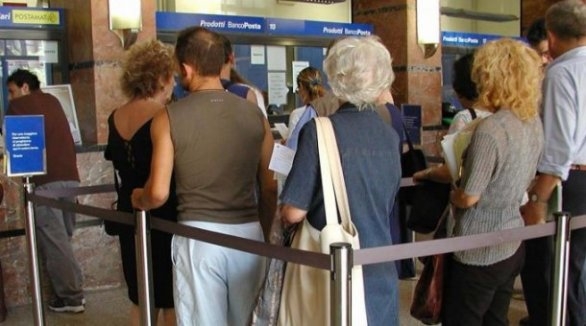 Stop contanti. Fila alle poste, pensionati irritati. Regalo alle banche?