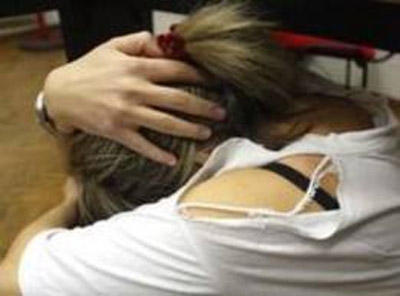 Offre la moglie on line e la picchia per farla prostituire