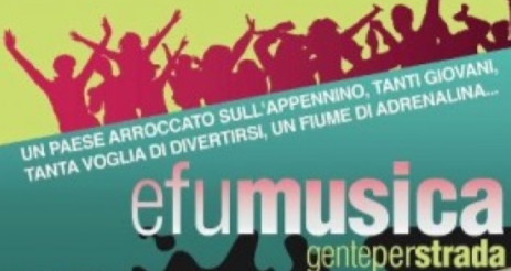 ….. e fu musica. Gente per strada a Ronta (Firenze) il 28 luglio 2012