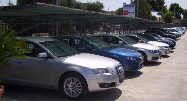 Finto disoccupato, prestanome di clandestini. Aveva 118 auto intestate