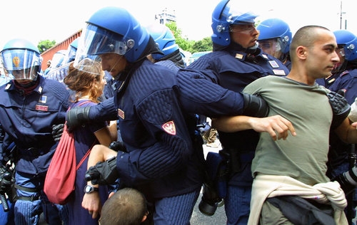 Genova,  macelleria messicana. Ma quando chiederà scusa De Gennaro?