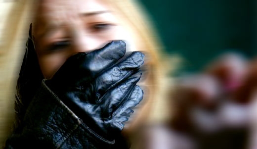 Ragazza fugge da casa, ma viene adescata rapita e struprata