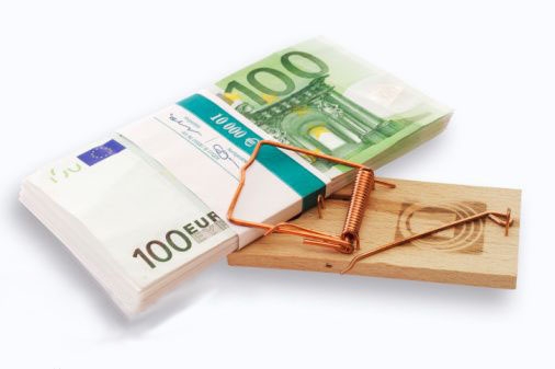 Euro a rischio. Draghi bloccato dalla Bundesbank. Borse affondano
