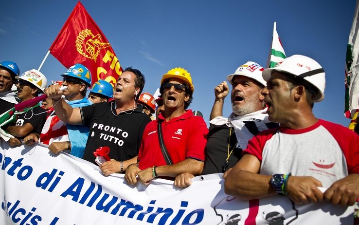 Alcoa. Lavoratori davanti a Montecitorio. Se Azienda fallisce la colpa è del governo
