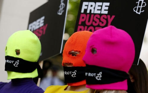 Pussy Riot. Due componenti ricercate dalla Polizia fuggono da Mosca