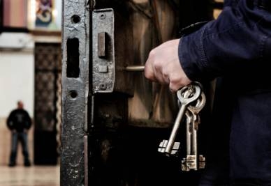 Carceri. La strage silenziosa. 93 detenuti morti in cella nel 2012, 33 i suicidi