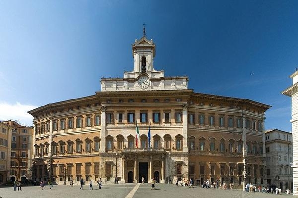 Roma. Si da fuoco davanti a Montecitorio. E’ gravissimo