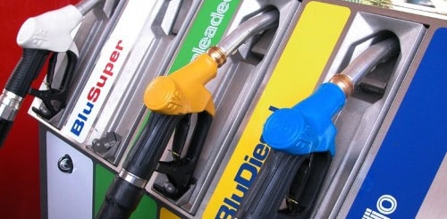 Benzina. E’ nuovo record. Per famiglia aumento di 788 euro