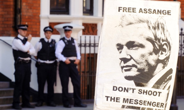 Wikileaks. Assange parla dal balcone. GUARDA LA DIRETTA STREAMING