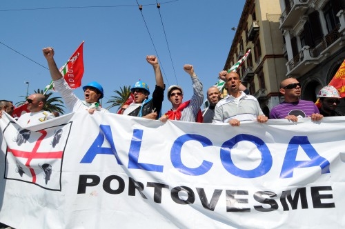 Alcoa. Operai  in porto bloccano lo sbarco  del traghetto