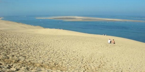 Francia. Scivola in una buca in spiaggia, morta bimba italiana di 12 anni