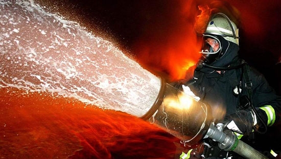 L’Italia brucia. Molti incendi sono dolosi. E’ caccia al piromane