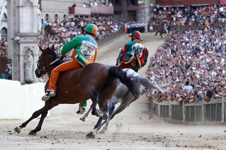 Palio Siena. Trepidazione in Piazza del Campo. Dopo 22 anni vince la contrada Valdimontone