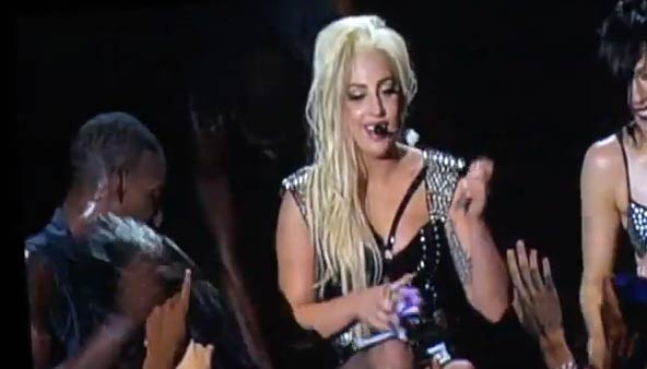 Lady Gaga fa scandalo. Fuma marijuana in concerto. Ecco il video