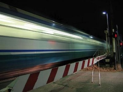 Treno travolge camion a un passaggio a livello. Morto il macchinista